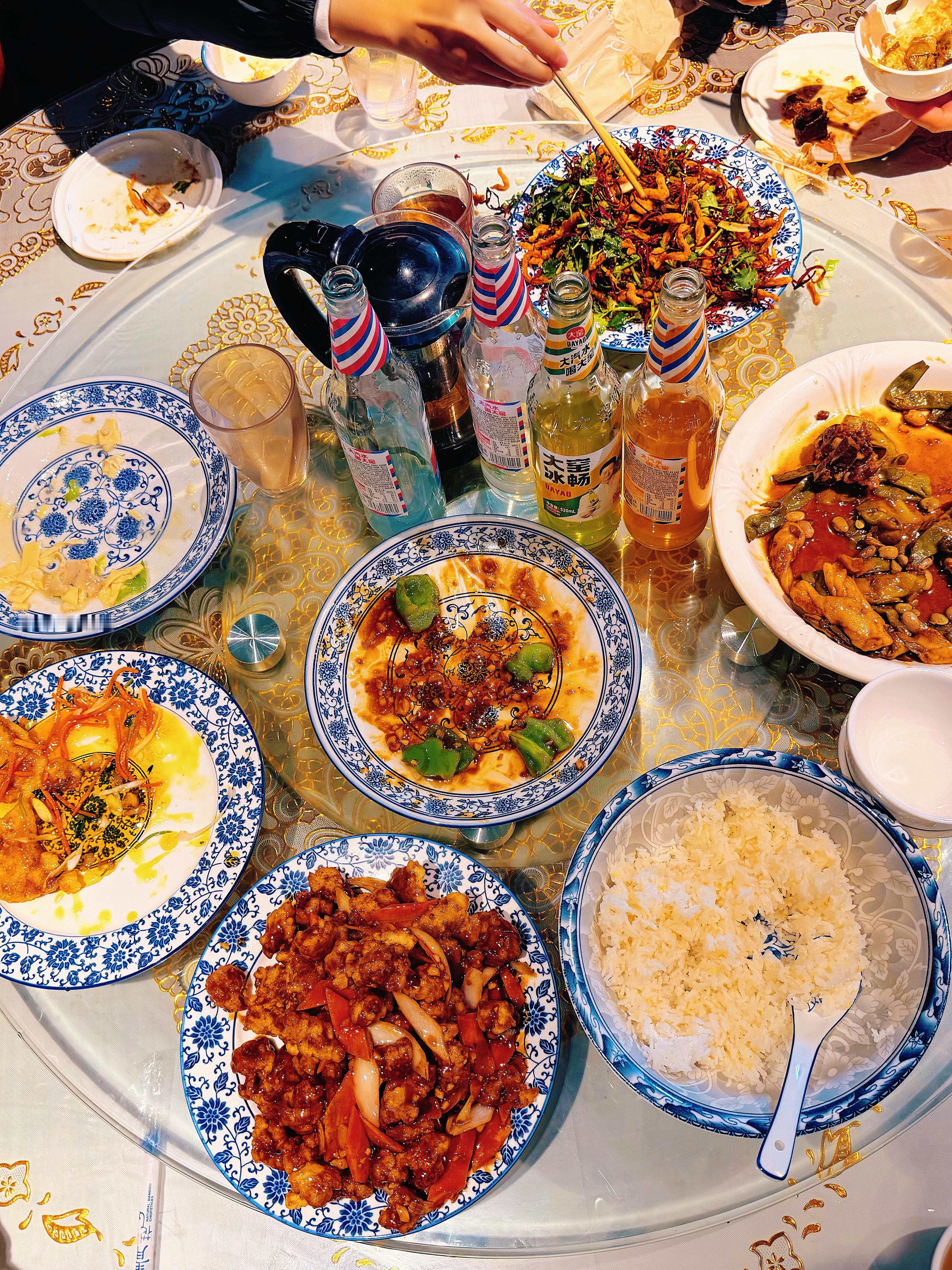 溜肉段刚上，前五个已经光盘了。这家是团伙公认的nb东北菜，猜猜一桌多钱