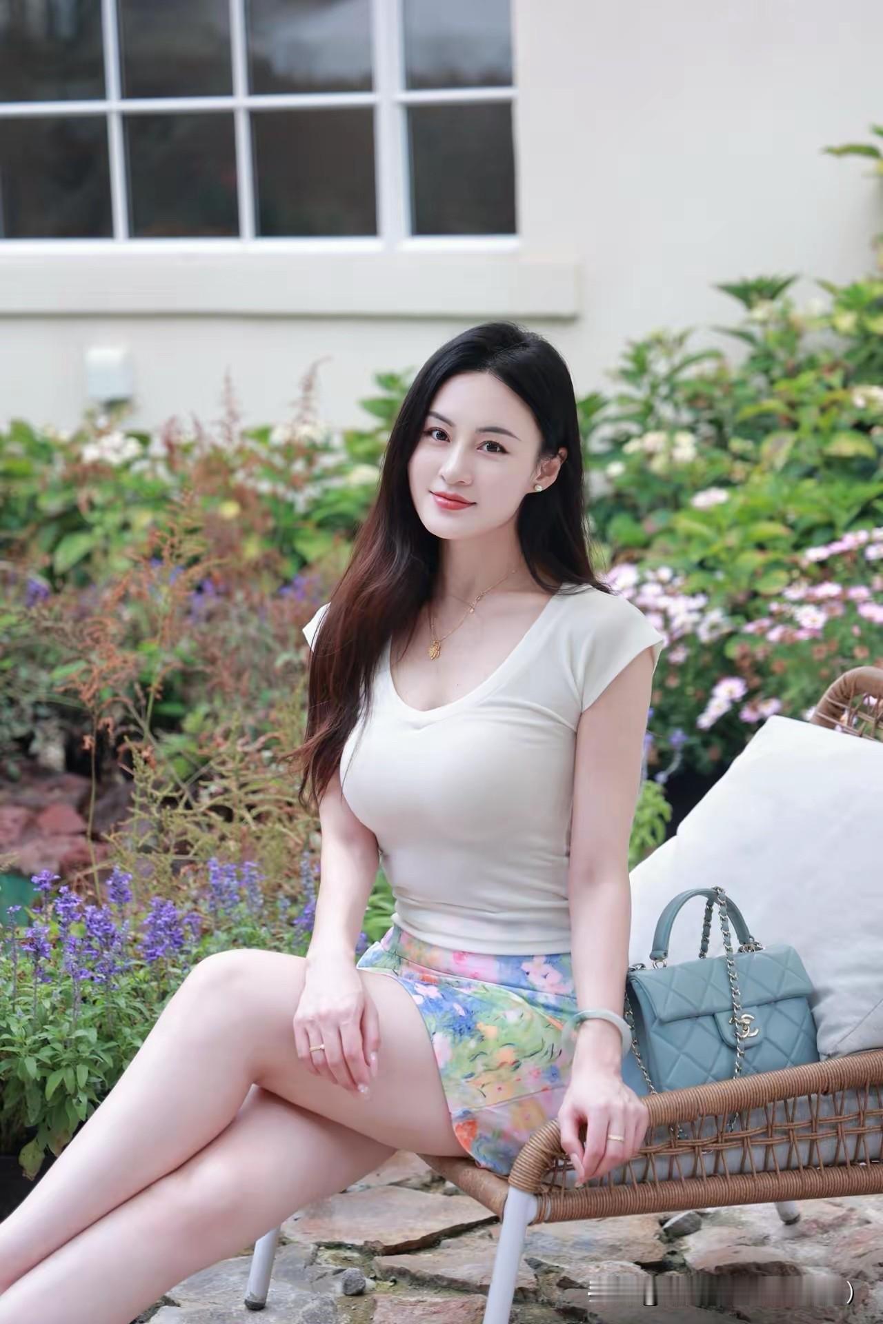满园繁花，清风徐徐，把夏天的氛围感直接拉满🌷