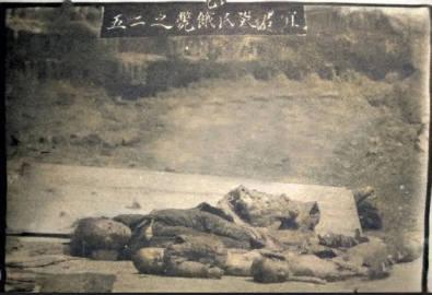 1929年，陕西潼关，令人不忍直视的一幕。照片中一位老人和她的三个孩子躺在地上，