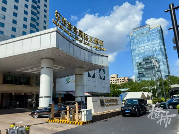 “没想到退休了, 五星级酒店反倒每天吃上了……”杭州两家五星级酒店加入外摆, 网友评价“神仙下凡! ”