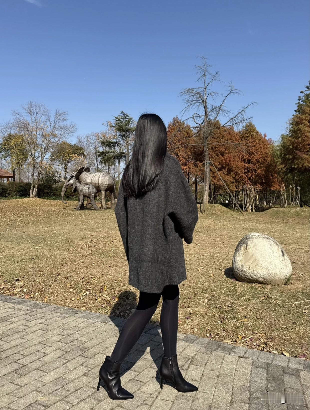 如何利用大衣穿出优雅的气质感?秋日穿搭指南：灰色大衣+黑色靴子，时尚又保暖！气质