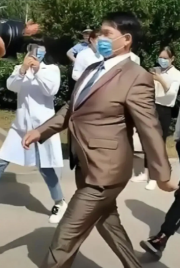 这世道，真是什么稀奇事都有！谁能想到，一个被全村人笑话是“懒汉”的朱之文，如今能