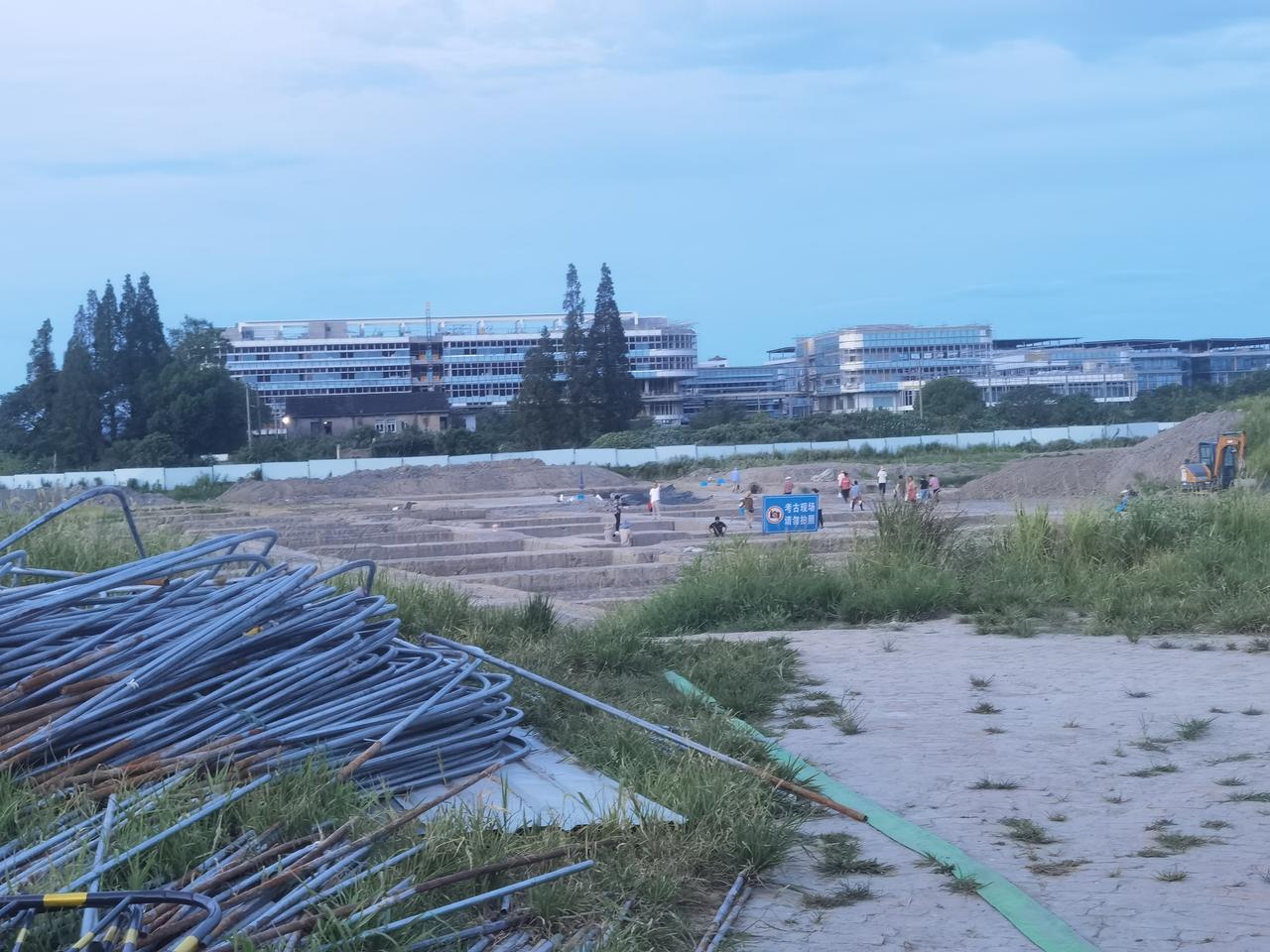 恂北考古快结束了，其一考古队小旗摘了，其二是考古的棚子也拆了，但还有民工在干活，