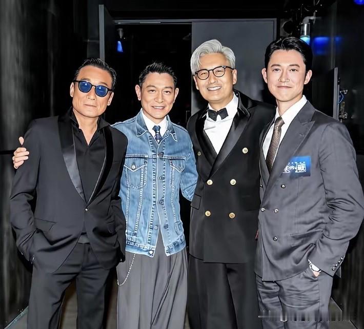 四位男明星的同框合影里，人们的视线第一眼就会被左边的梁家辉给吸引住了，68岁了仍