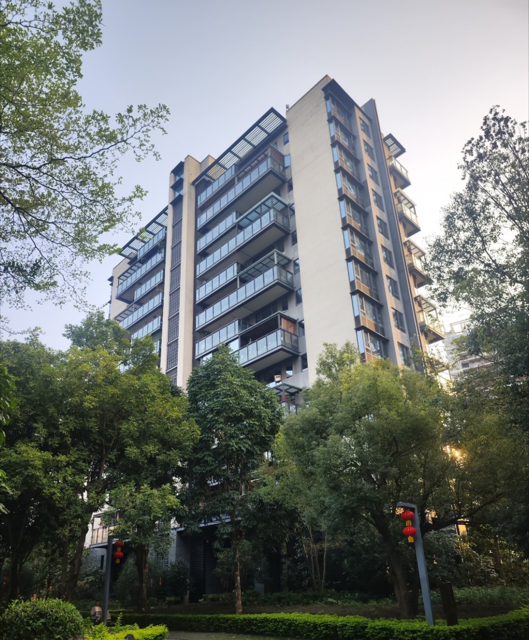 豪宅8000万验资门槛催生闲鱼带看服务这说明一件事：需求永远堵不住。高端盘想用数