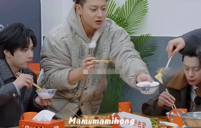 黄晓明给刘耀文夹菜，黄子韬站起来就接住了，黄晓明：“来，刘耀文”，黄子韬：“我来