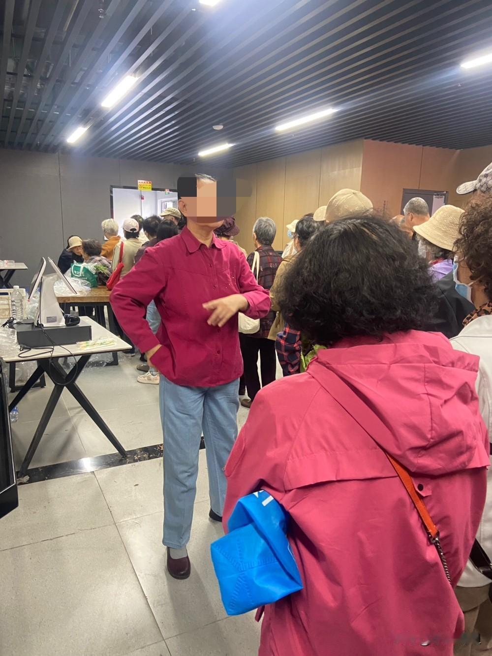 新开业超市促销，一元钱能买四个刀切馒头！大爷大妈疯狂排队买馒头！我也加入了这