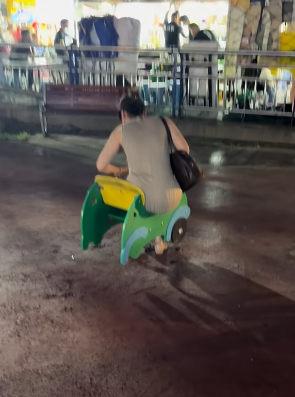 非要玩弹簧车，也不看看能放得下么！