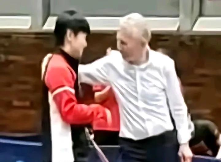 莎莎手一伸，周围那股子热闹劲儿都停了。谁知道对面那人把手拐了个弯，“啪”一下拍