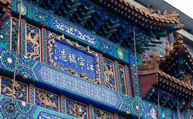 雍正手段虽严厉，但注定不会对江宁织造曹家下死手，原因在于有两个人的面子他得给。这