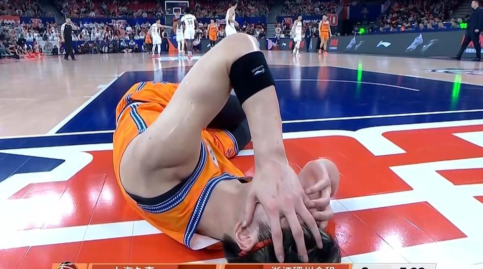 张镇麟给裁判出难题，上篮肘击王哲林，猪队友有违体豁免权上海之前输给广厦，今天