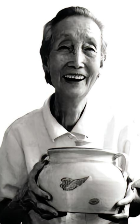 1942年，五位美军飞行员在返航途中坠毁，被中国农妇赵小宝救下，没想到50年后，