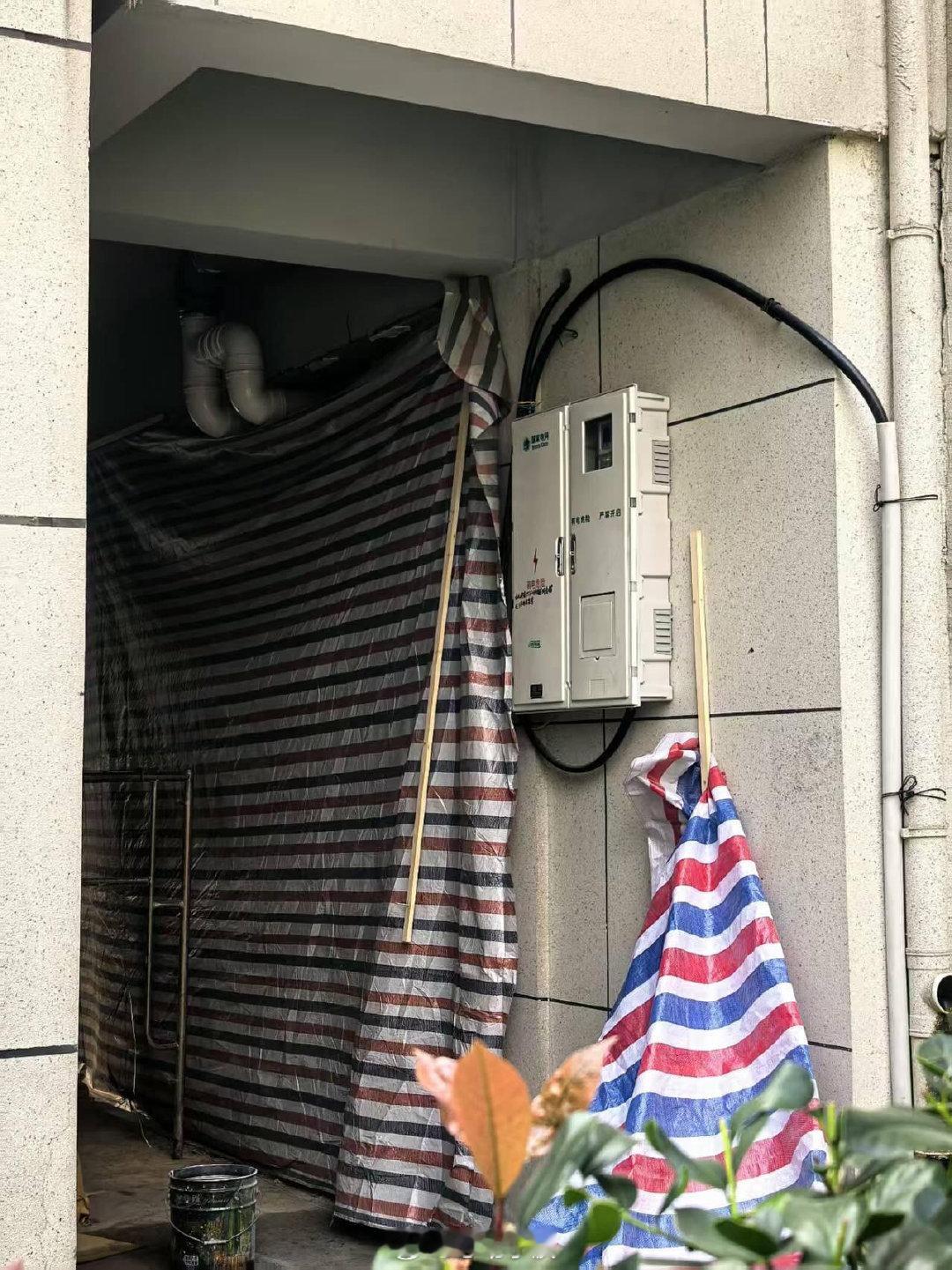 宁波网友反映宝龙一城一商铺占用消防通道网友“龘行天下”爆料：宁波鄞州区宝龙一城