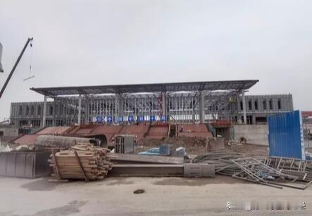 改建中的南通东站（火车站），主体结构基本完成，待开通后，地铁2号线直达，南通主城