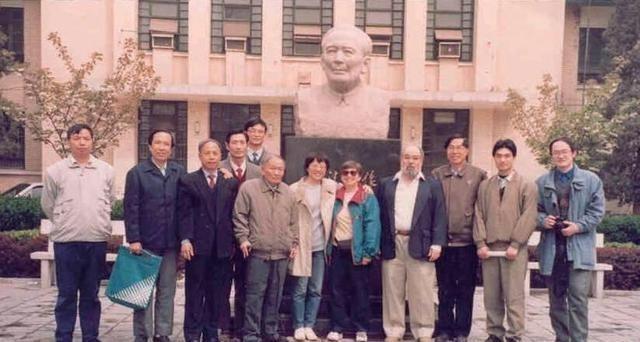1989年，几名美国中情局探员突然出现在一位中国老人的家门口，出示证件后，直接对