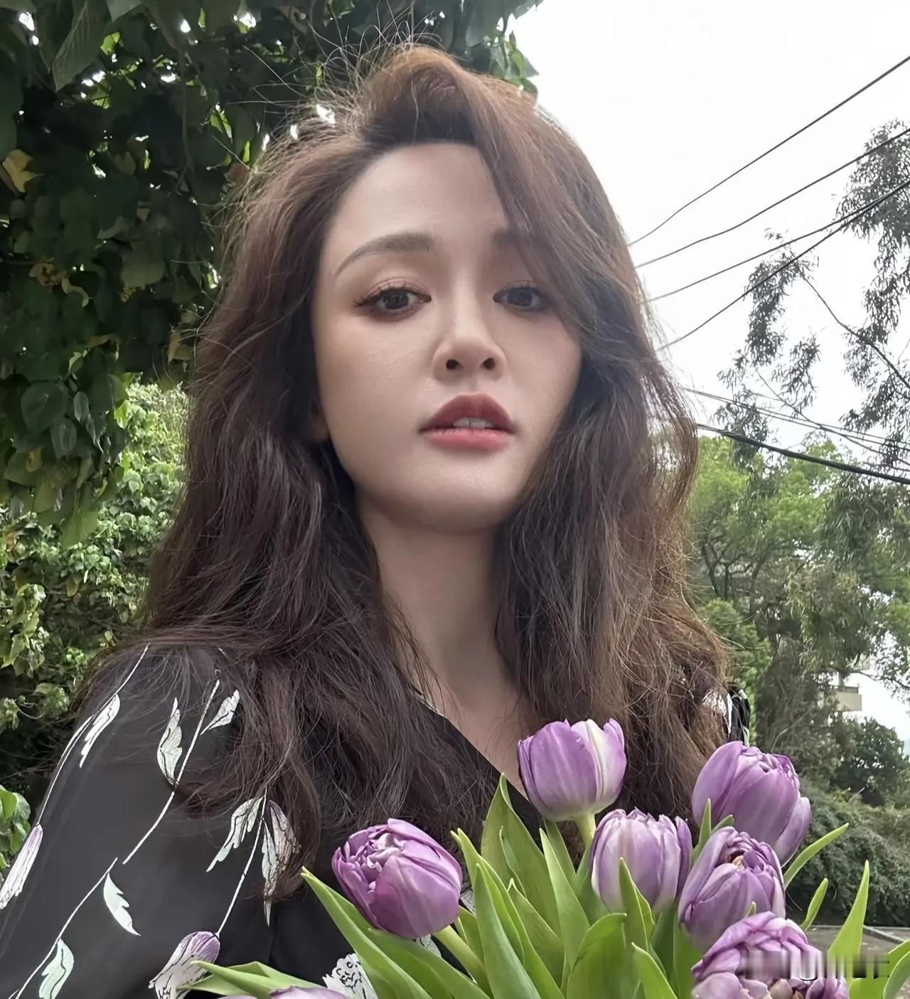 陈乔恩的原生家庭不好，经常被妈妈打，所以她不要孩子，应该也是有这个原因。因为