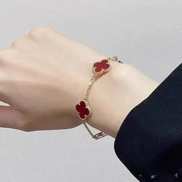 人要远离背叛家庭的男女，因为他们内心都很自私，不管你付出多少真心、在这两种人