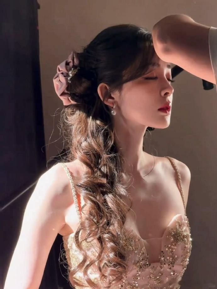 娜扎这才叫顶级美女女娲你睡得着吗我是睡不着！娜扎这张脸就是脸在江山在，这么多年