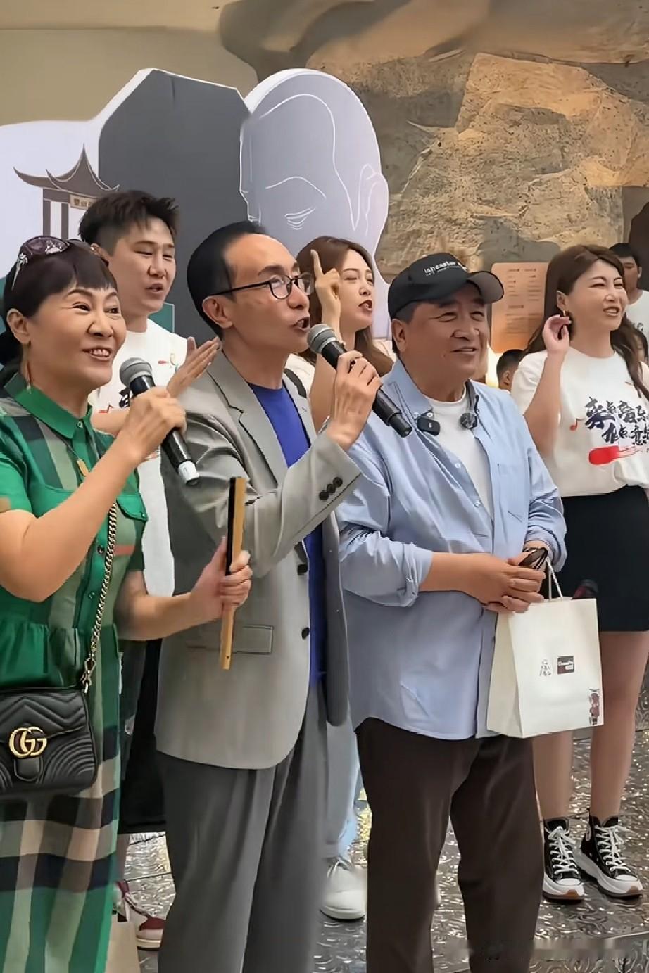 看看这些所谓的人民艺术家们，八十年代成名，如今功成名就，出门前呼后拥，住着豪华别
