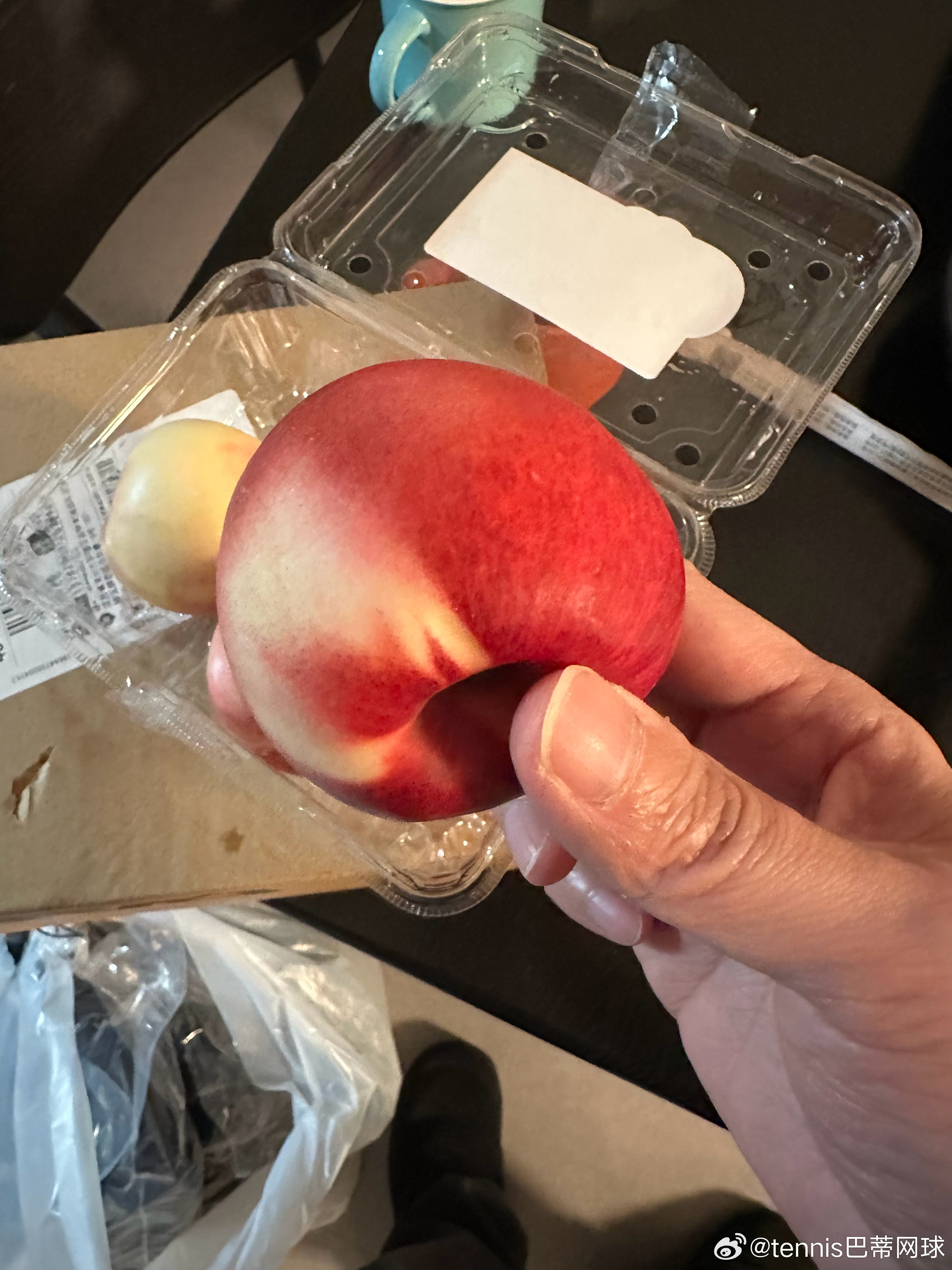 河马购物避雷今天河马会员日，我妈买回来的，智利油桃，卖相不错，但很棉，不甜，我这