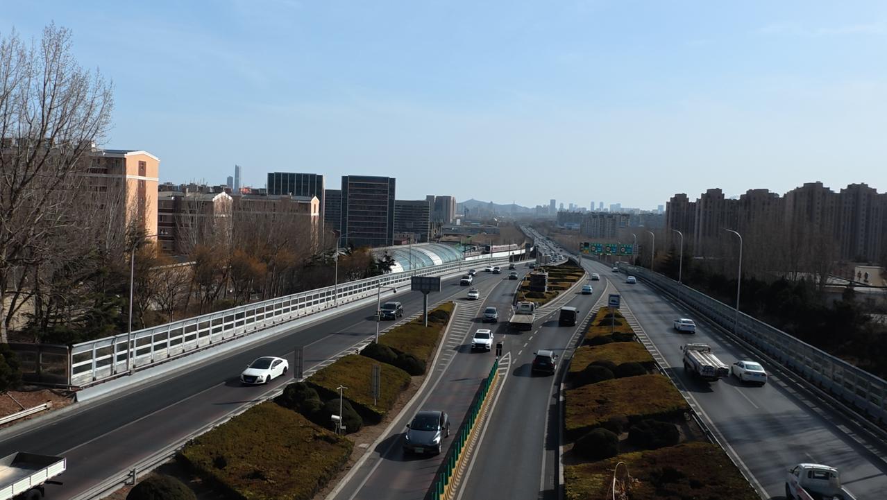 最近市住建局召開了座談會，提到下一步可能推動三項政策：政策延續、国企與房企收購