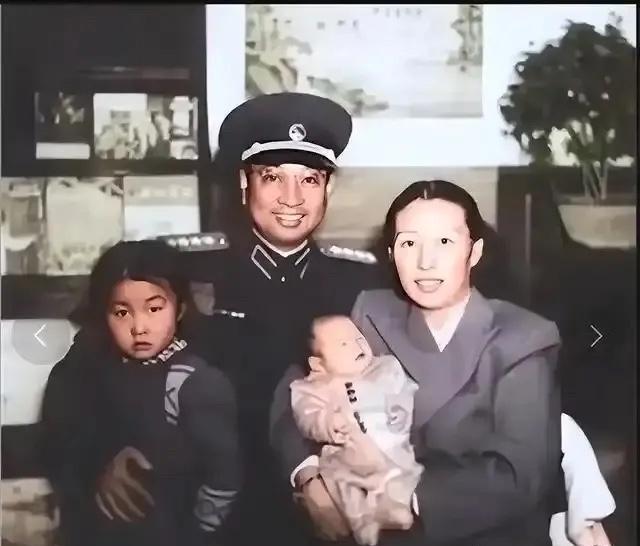 这张珍贵的家庭合影展现了陈赓大将夫人傅涯与四位子女的风采。作为革命家庭，傅涯培养