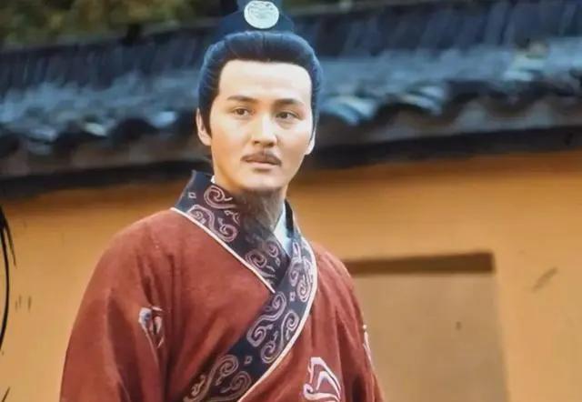 郑阿春出生日期不详，是一个豪门世族的后代，只可惜父母双亡，幼年日子并不好过。少