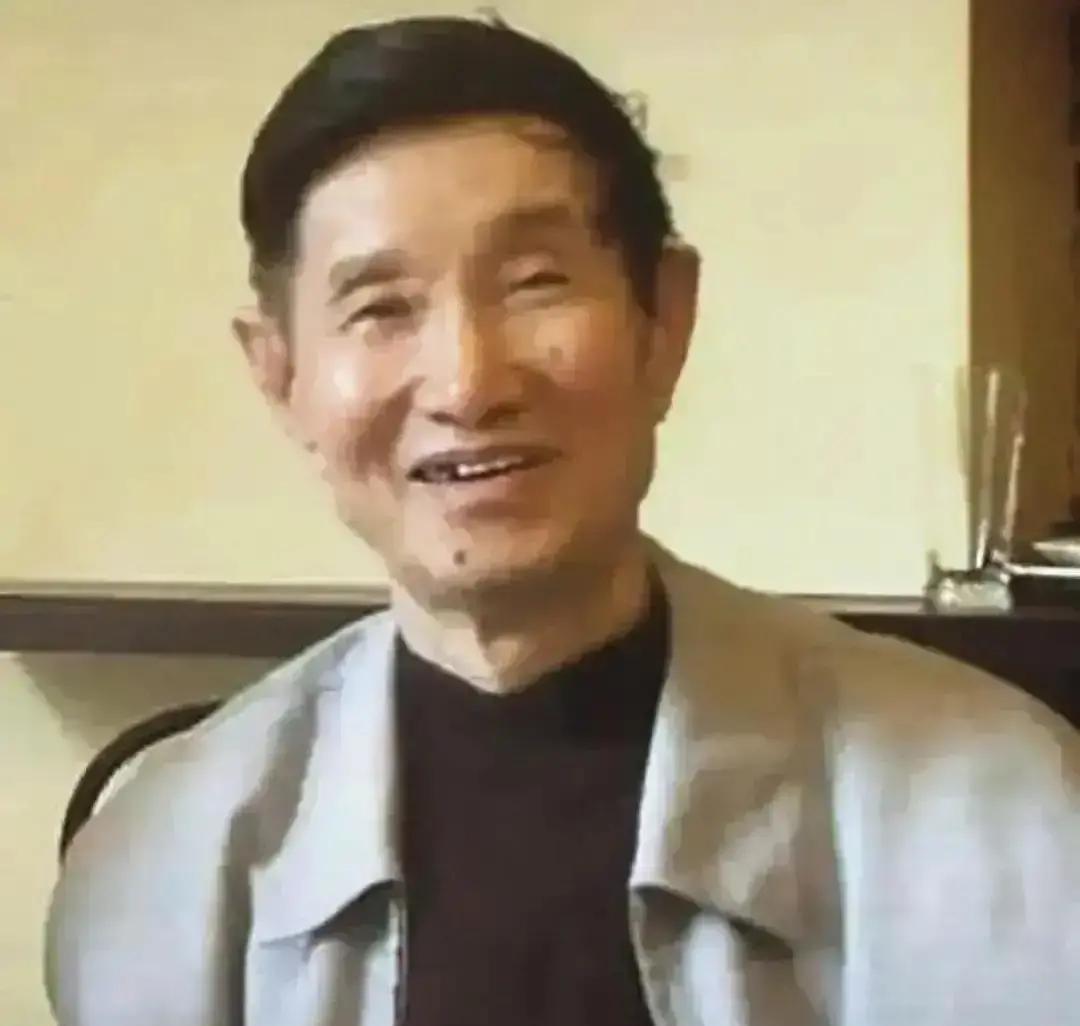 1997年，刑满释放2年后的原上海市委书记徐景贤（右）和朋友一起在11位烈士纪念