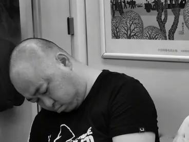 睡觉是不是长寿首要秘诀，得具体情况具体分析。规律、充足且高质量的睡眠，确实能让身