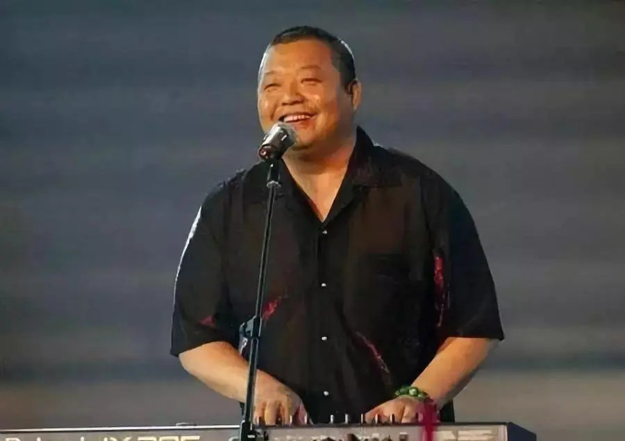 当年，成龙来北京开演唱会时，臧天朔喊了一群人去砸场子。成龙为了解决冲突，就请臧天