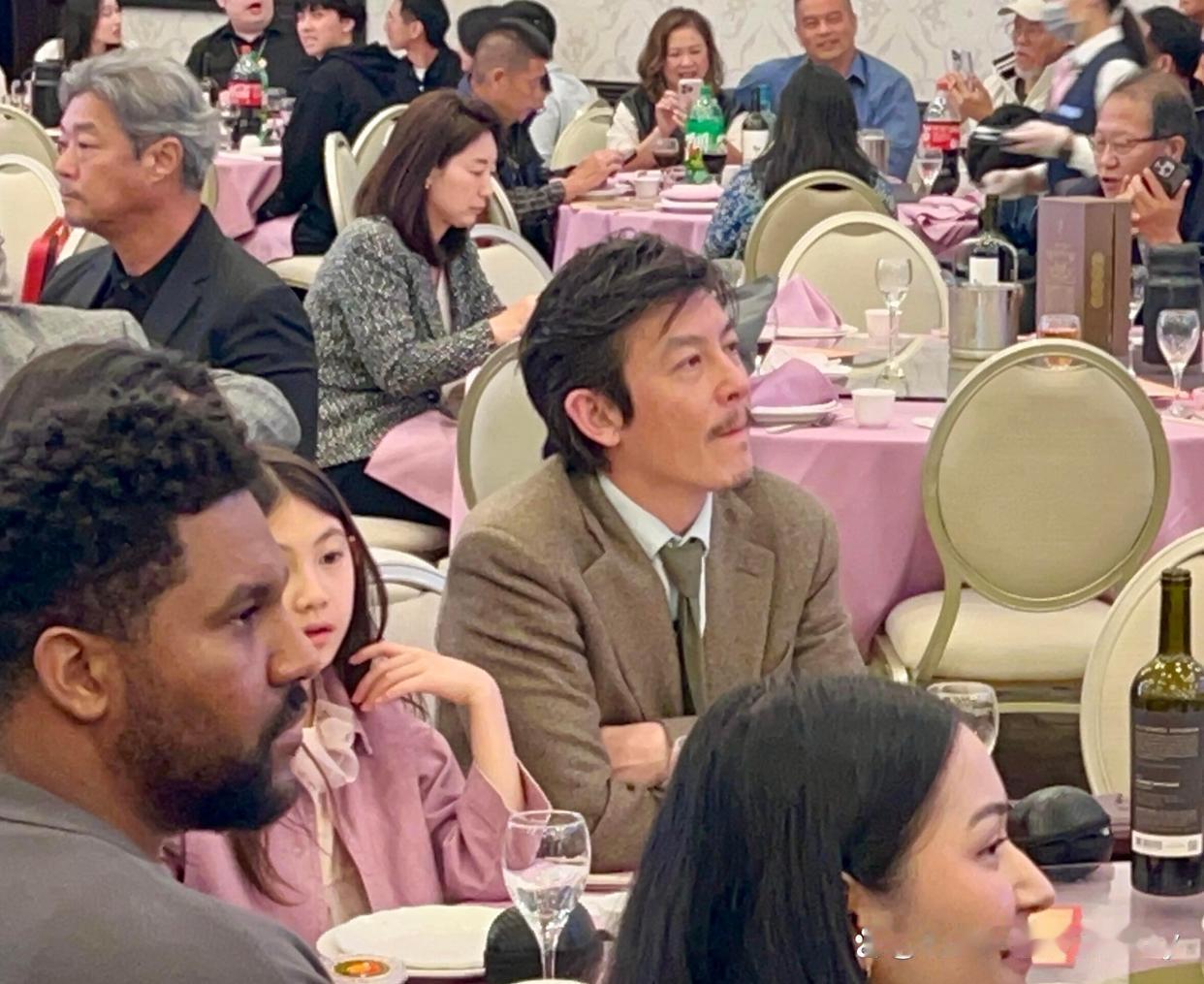 陈冠希一家洛杉矶参加婚礼，留小胡子像赵本山，女儿更像秦舒培！