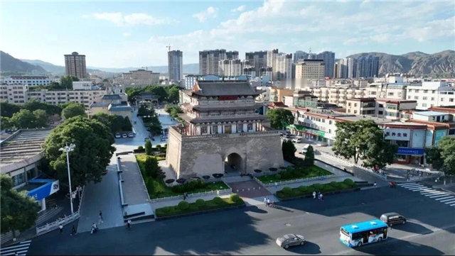 【这，是定西秋天该拍的景致！】定西的秋，不在某一个景点里，而在一条路上。白杨先黄，梯田铺金，草原留白