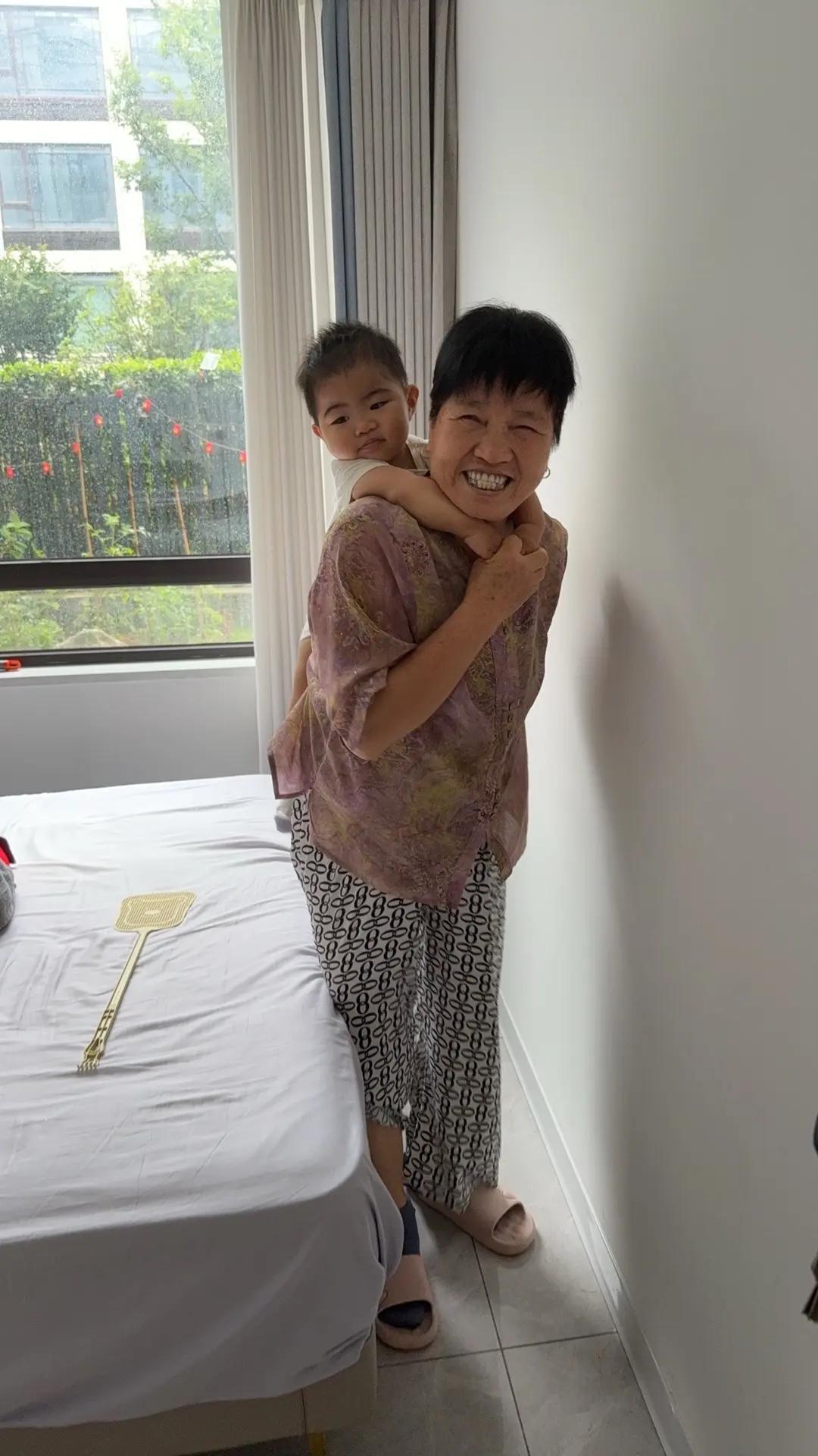 【趴在外婆背上的小幸福】被外婆疼着的感觉真好呀～每天都有外婆陪着玩，心里甜滋滋的