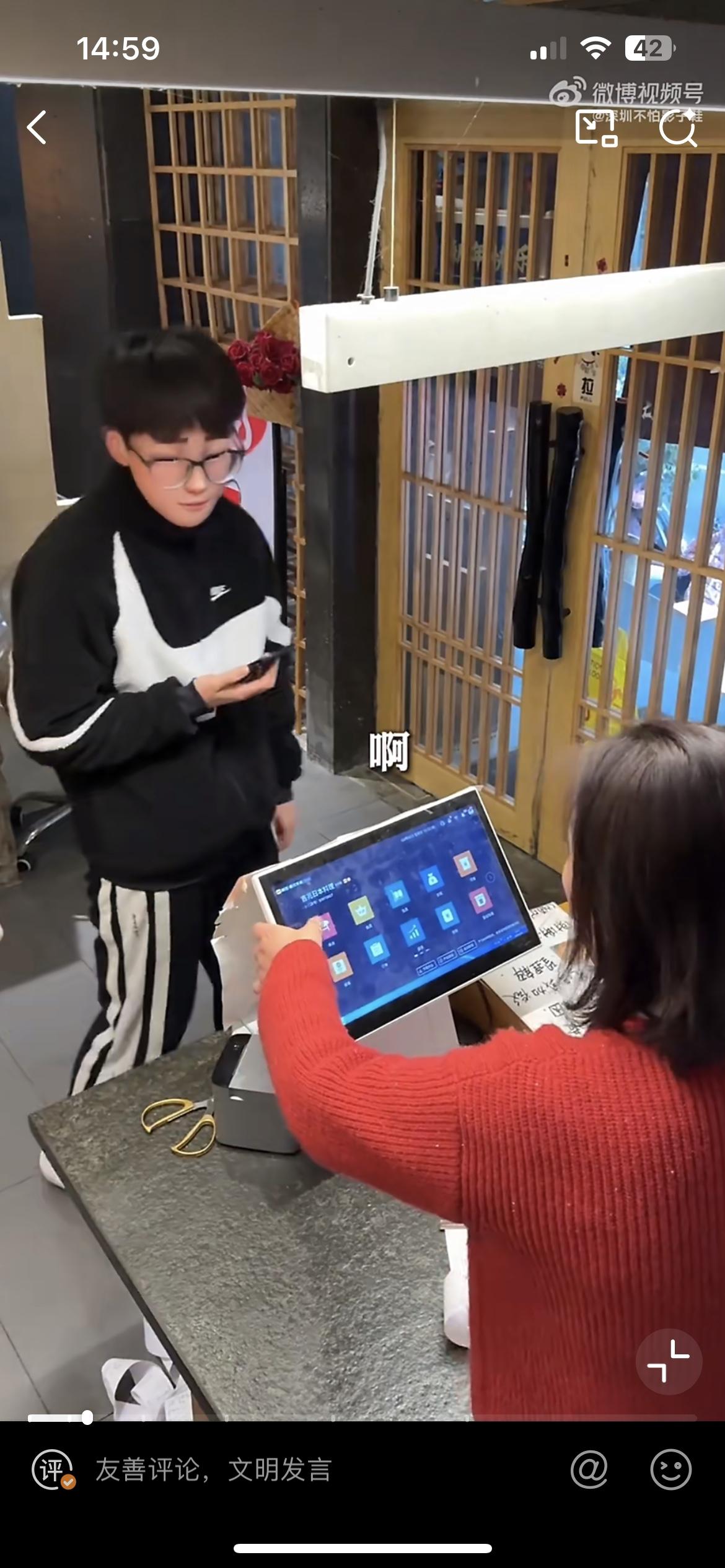 小仙男想白嫖278的海鲜自助餐，和老板娘说他的三文鱼不新鲜！小仙男吃了278