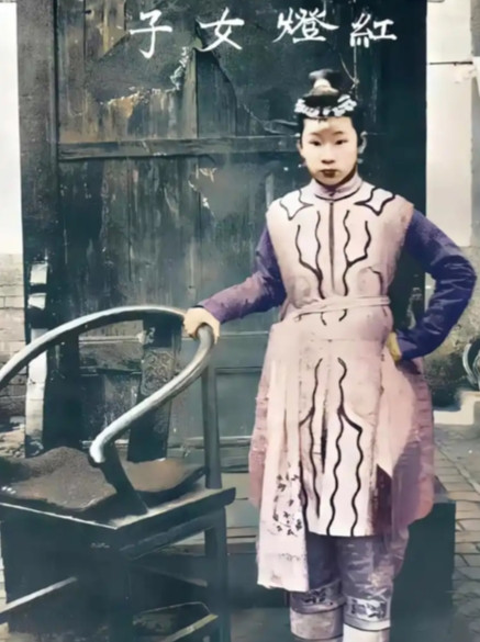 1900年，“黄莲圣母”不幸被八国联军抓获，联军对她所谓的“法术”充满好奇，对她