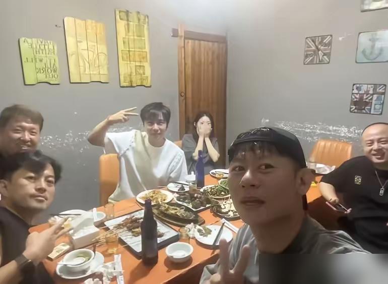 《狂飙》剧组重聚，主演张译、张颂文、高叶竟无一人到场，这饭局吃的到底是什么？