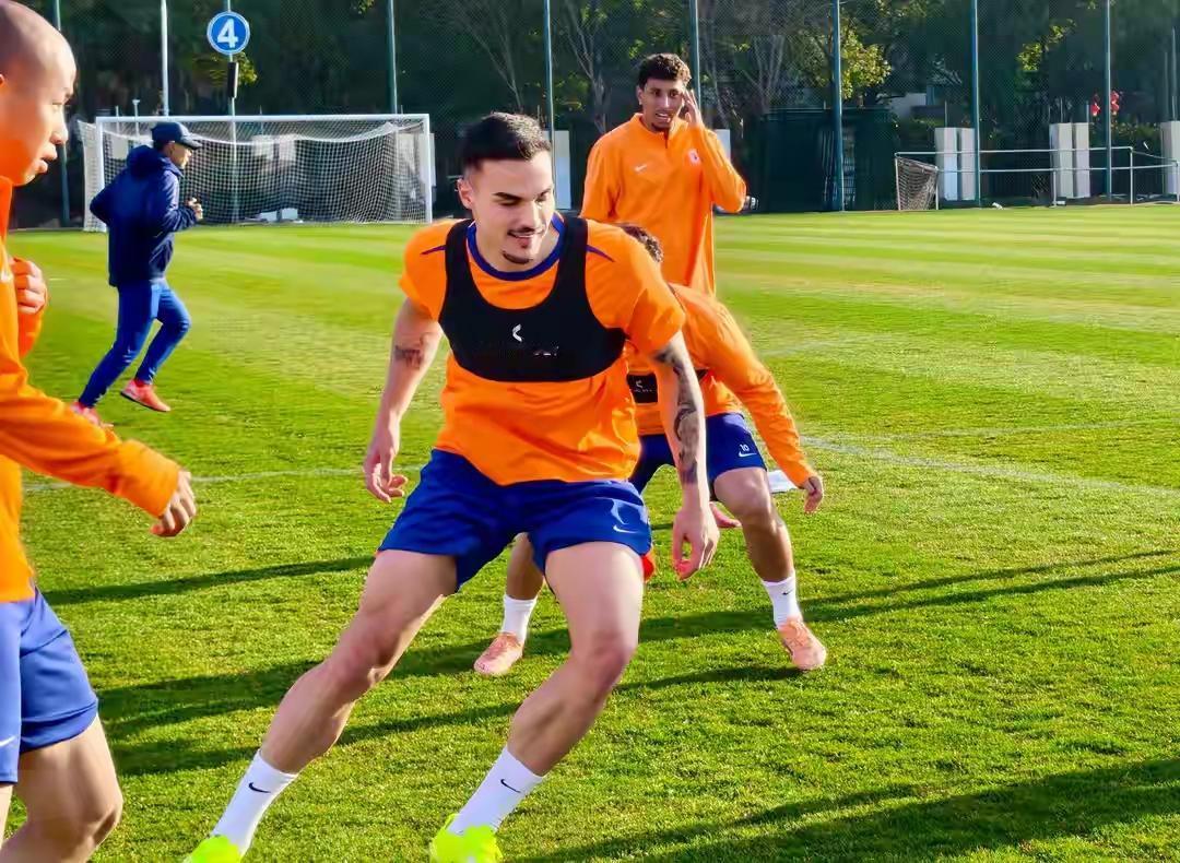 泰山队为什么抱着三后卫不松手？中超踢三后卫的就没有能成功的，球员能力太差，前场拿