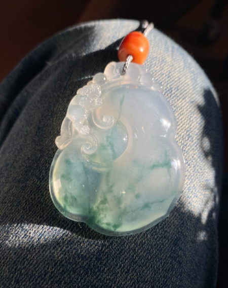 “盘玩”翡翠真的能让它变得滋润吗？