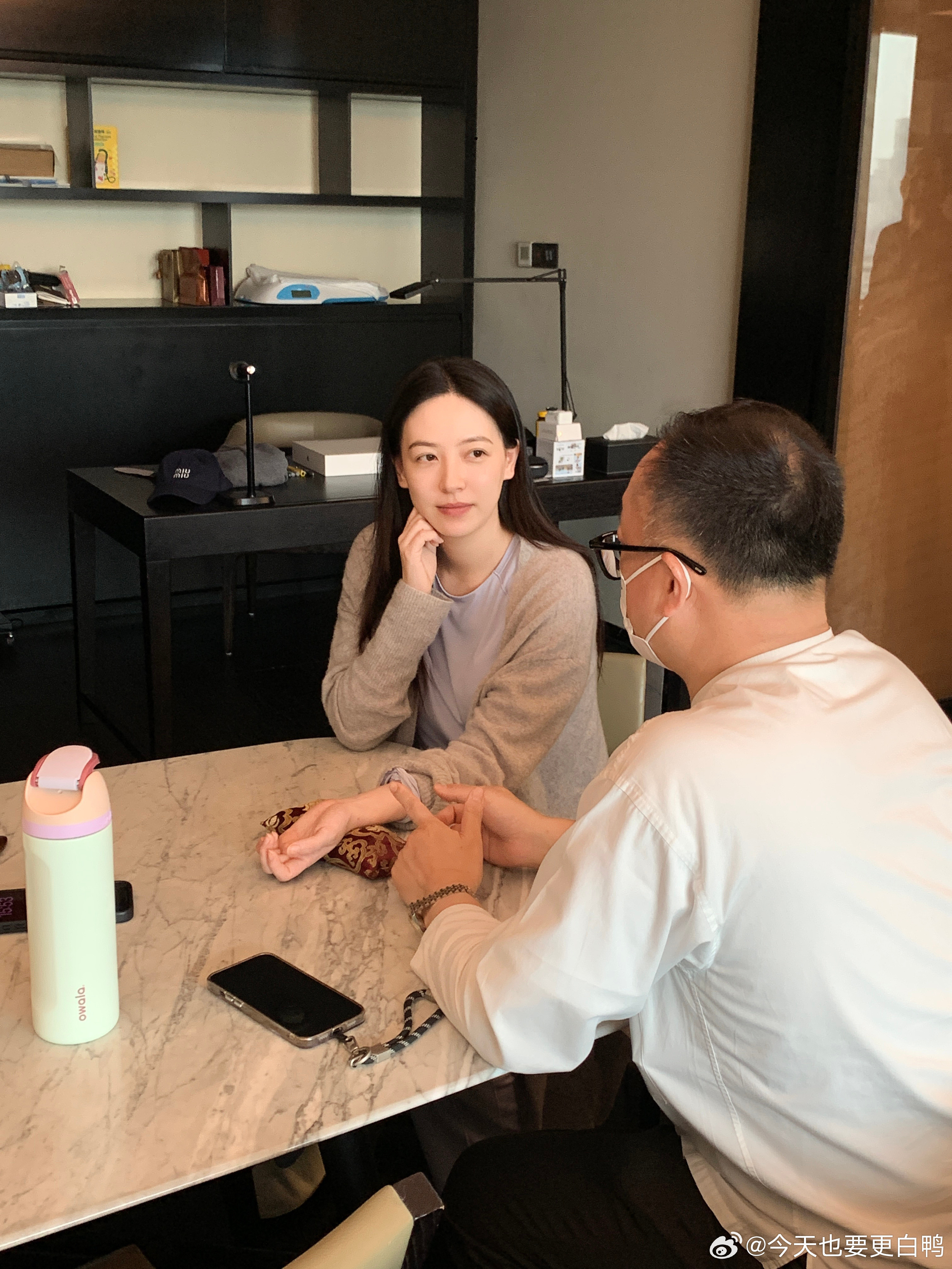 钟博士来给我看诊啦月子教父果然有点东西，一说一个准把脉+看了五官、舌胎说我气虚