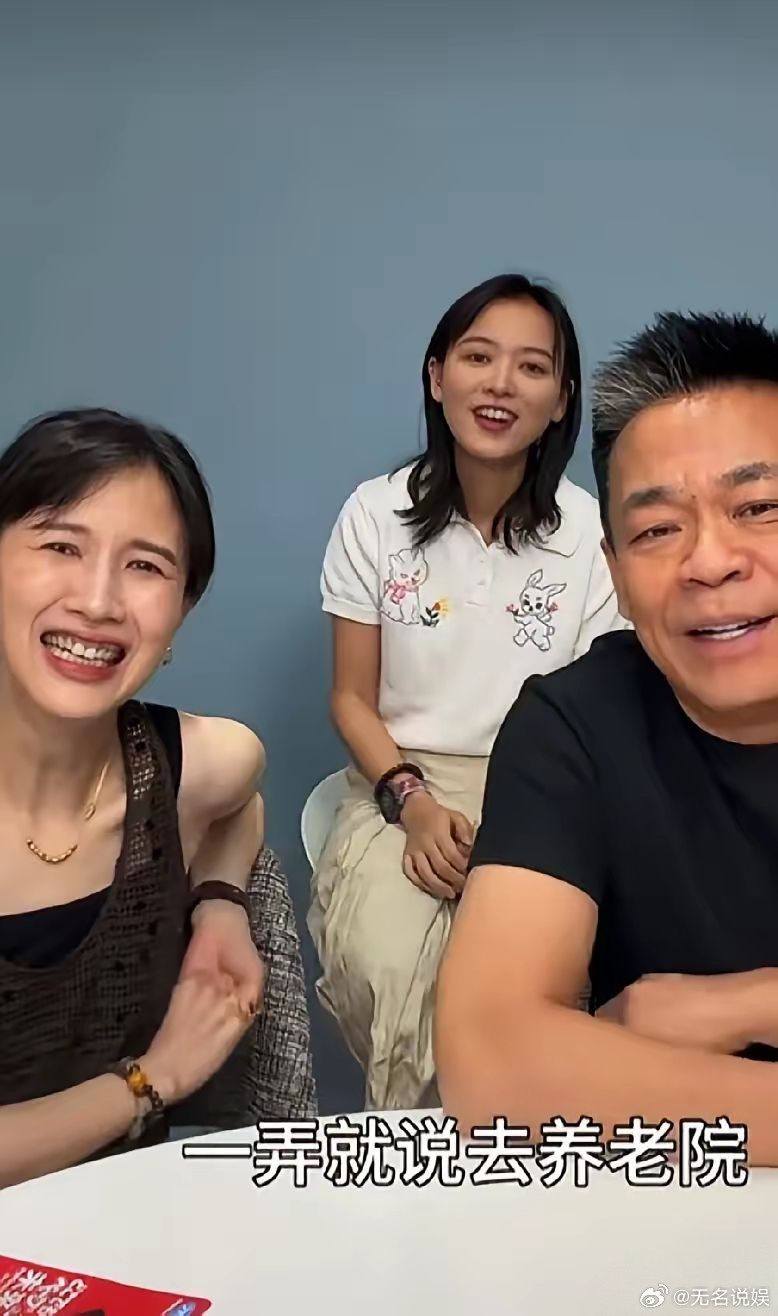 主持人问孙浩：“年龄大了以后，会考虑集体养老嘛？”孙浩说：“绝对不会，我才不要去