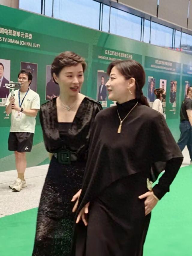 梅婷吴越牵手走红毯！双女神同框太惊艳，气质直接拿捏全场梅婷和吴越都是演艺圈