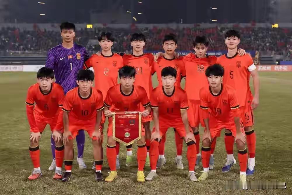 中国U17男足与日本U17各位置球员对比门将中国秦子牛身高臂展好、反应