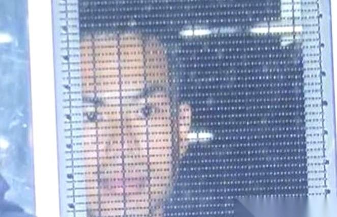 最吓人的不是他拿着刀冲过来。是他们官方，一本正经地出来说：我们查过了，这小子精