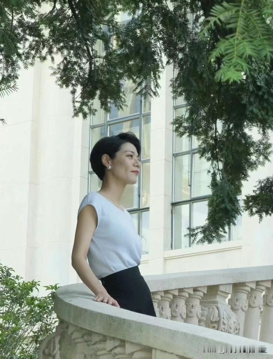 复旦大学陈果教授曾说：“别人爱不爱你，不重要；甚至父母爱不爱你，也不重要；丈夫爱