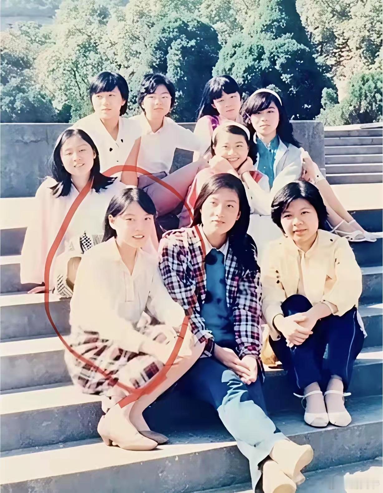 你可以质疑一切。但绝对不要质疑大佬的眼光，40年前的杜建英就是浙大的高材生，颜值
