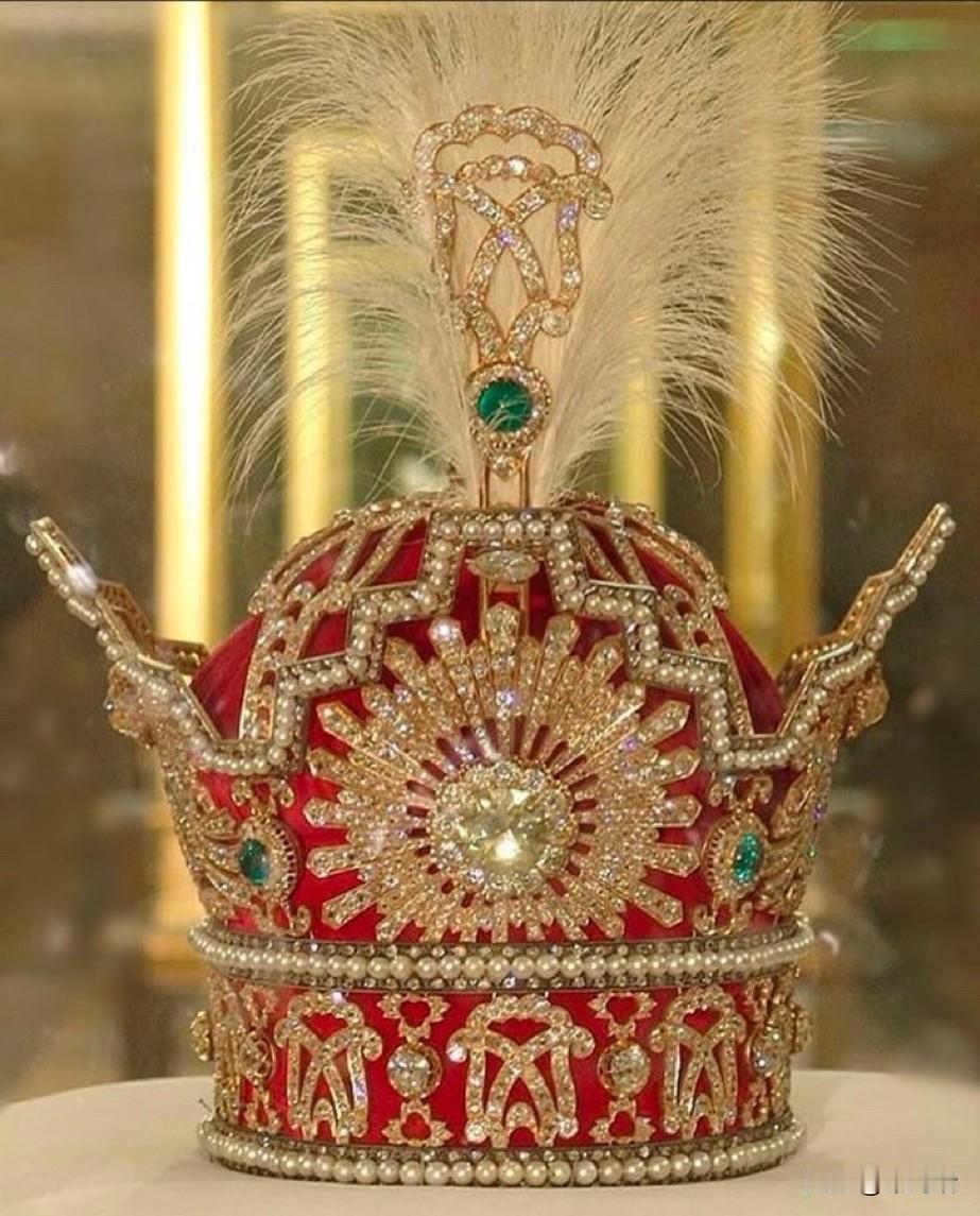 巴列维王朝皇冠（1926年）。伊朗德黑兰制造。镶嵌有3,380颗钻石（总