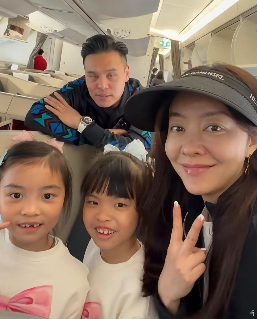 45岁熊黛林和老公郭可颂带一对双胞胎女儿到新加坡旅游，两个女儿像极了爸爸，颜值很