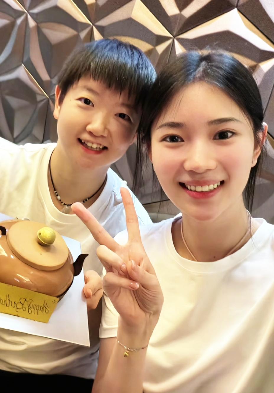 莎莎最美闺蜜，她们不愧是莎莎的闺蜜，送的生日蛋糕都是莎莎的最爱。孙颖莎生