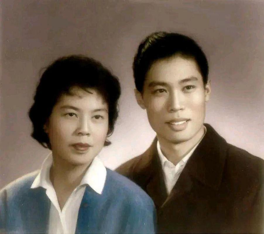 2025年12月25日，中国篮球协会公布名人堂入堂名单，钟南山妻子李少芬荣耀入选