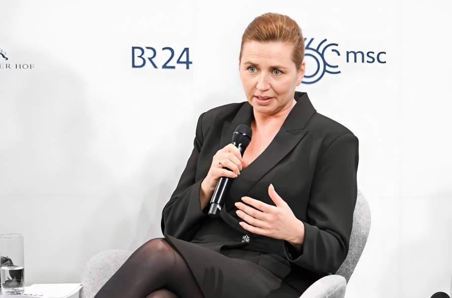 丹麦:阿中我不得不批评你两句阿中:啥玩意你要批评我？丹麦:你作为一个